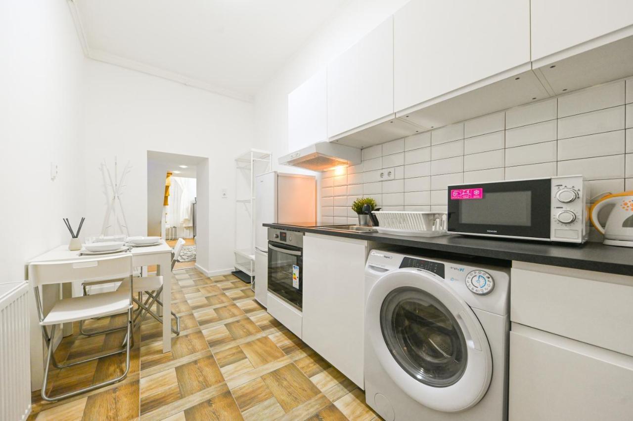 Charming Apartment In Damjanich Str., Lucas Budapest Exterior photo